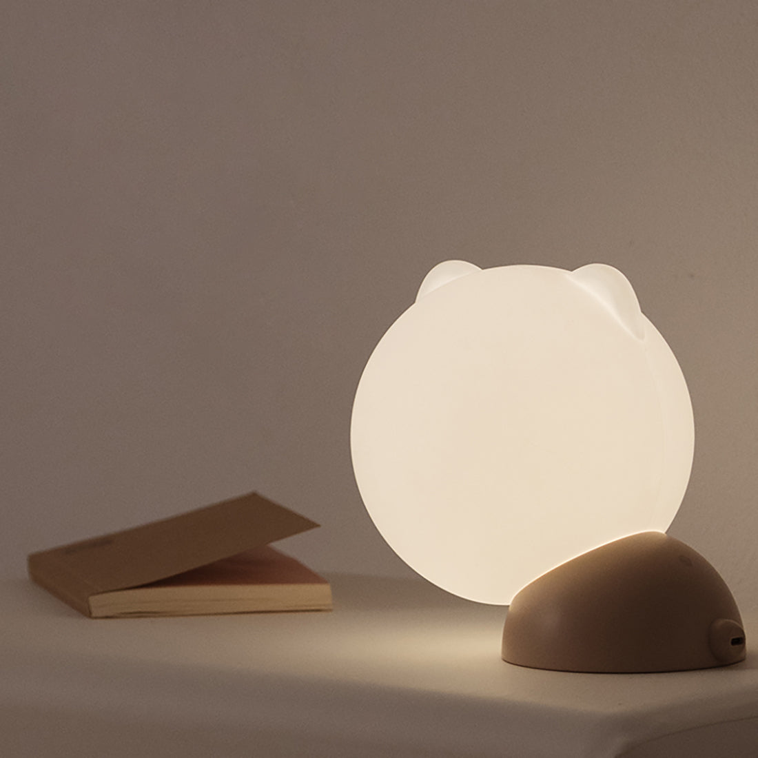 Soft silicone cat night light, warm glow, 2000mAh battery, portable & cordless.