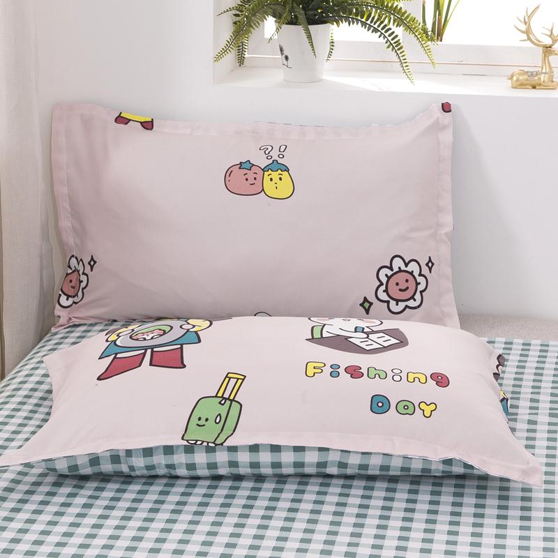 Girls' pink fishing-themed bedding set, reversible, features cartoon characters, 100% polyester microfiber, includes duvet cover, flat sheet & pillowcases.