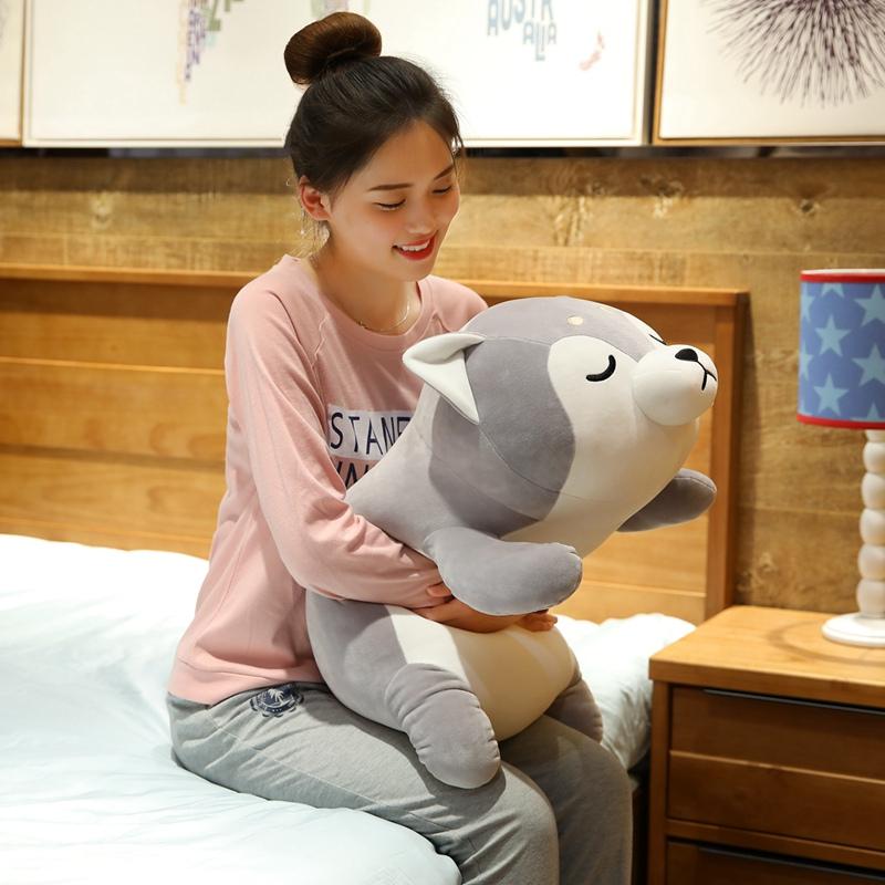 Adorable gray Siberian Husky plush toy, made with soft PP cotton, perfect for cuddling.  Hypoallergenic & promotes relaxation.
