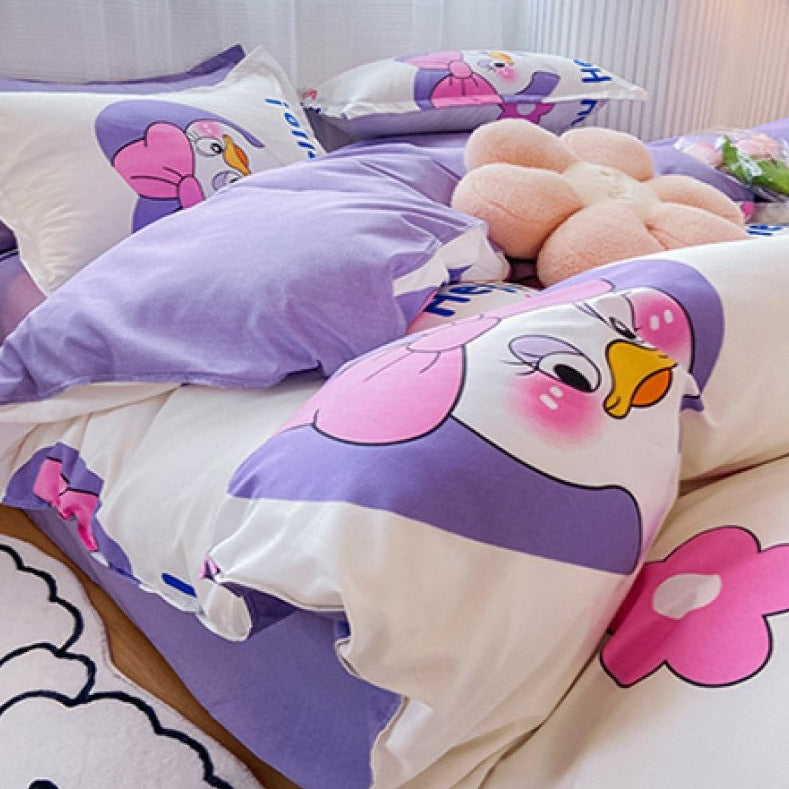 Kawaii purple and white bedding set featuring a brown bear and duck design. Includes duvet cover, flat sheet, and pillowcases. Soft polyester microfiber.