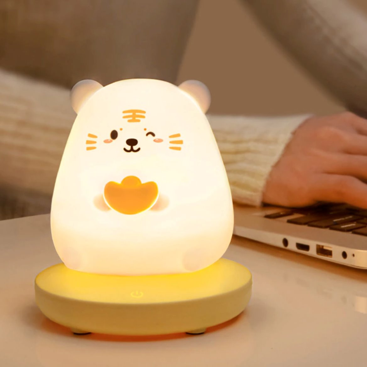 Kawaii tiger silicone night light with warm white LED, 3 brightness settings, USB rechargeable, 10-hour battery life.