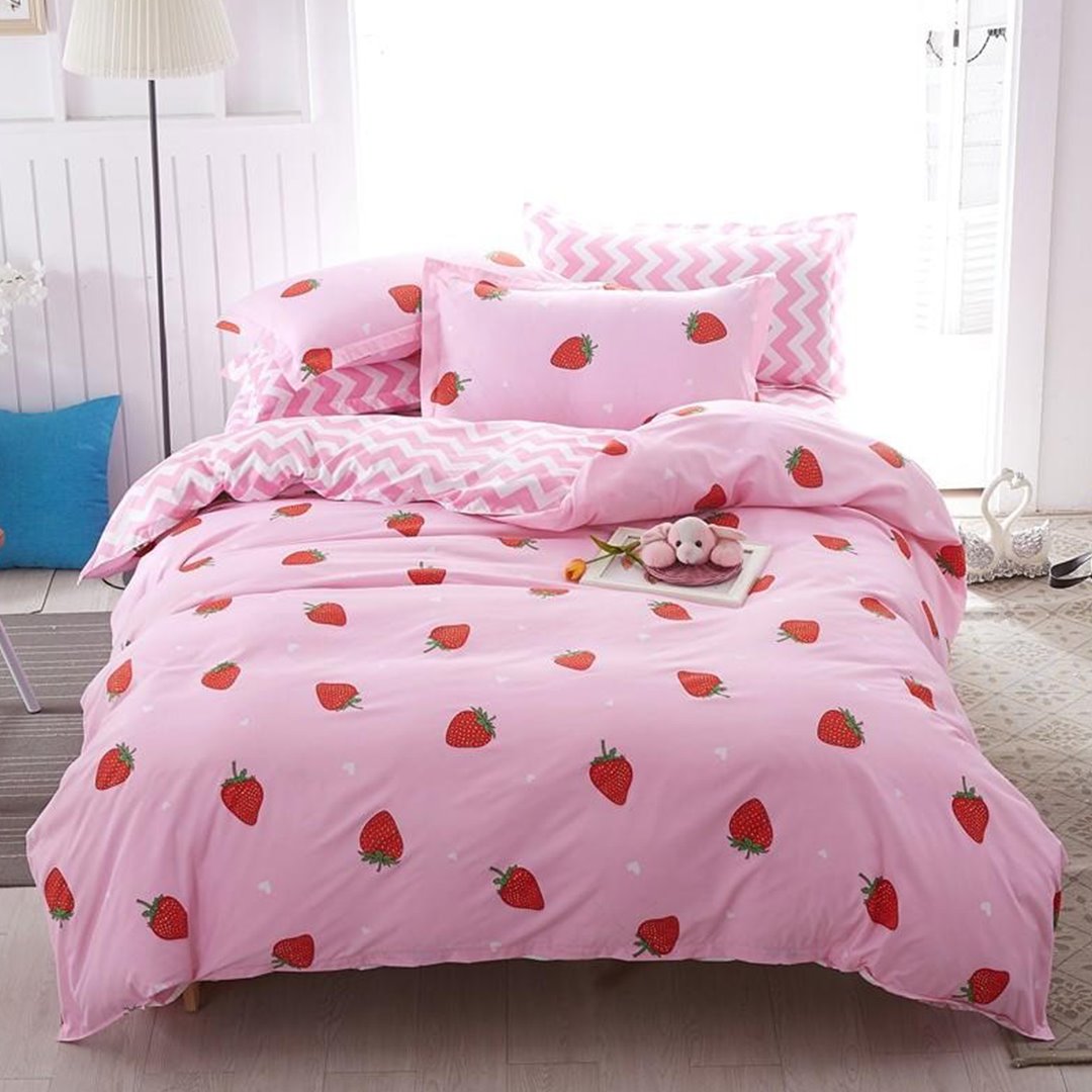 Sweet Strawberry Bedding: Fun ZigZag Fruit Print Duvet Set