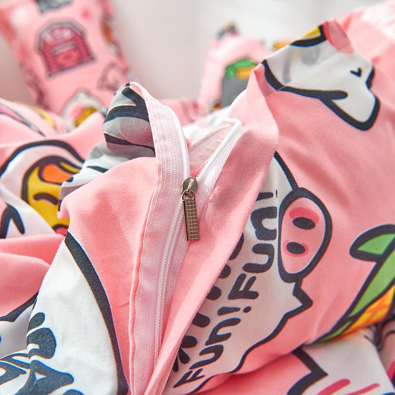 Pink cartoon pig microfiber bedding set; reversible duvet cover, flat sheet & pillowcases; zip closure.