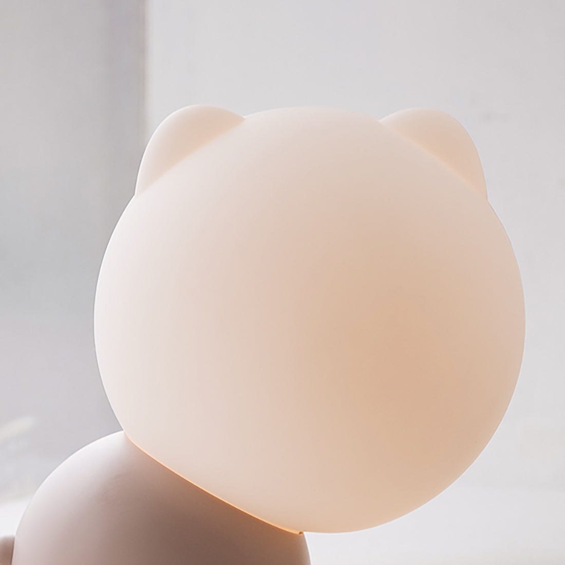 Soft pink silicone cat night light, 2000mAh battery, cordless, soothing glow for kids.