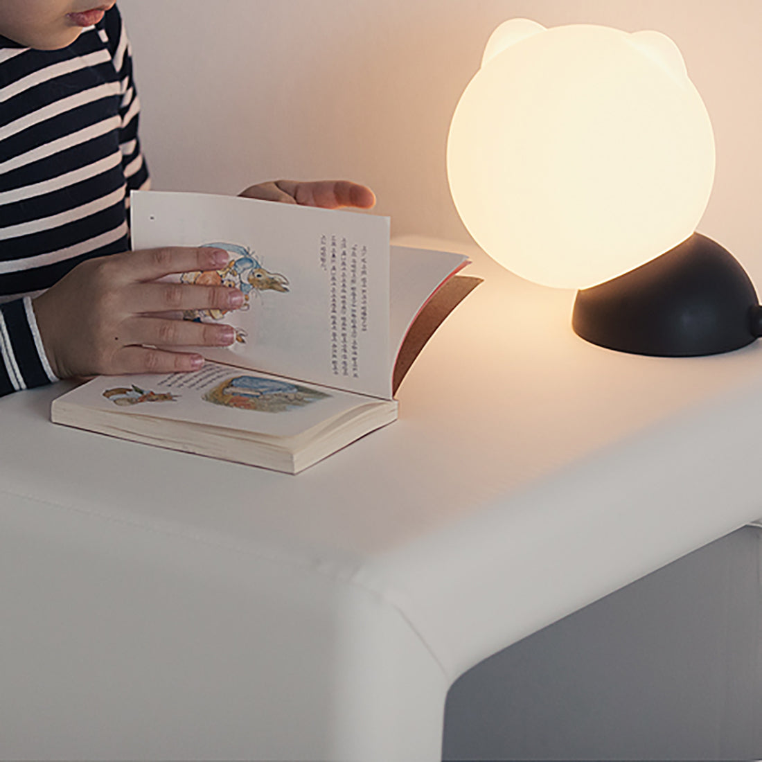 Adorable silicone cat night light, soft glow, 2000mAh battery, perfect for kids.