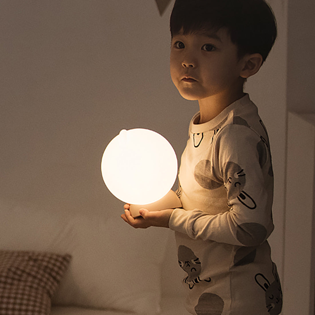 Soft silicone cat night light, 2000mAh battery, soothing glow, perfect for kids.