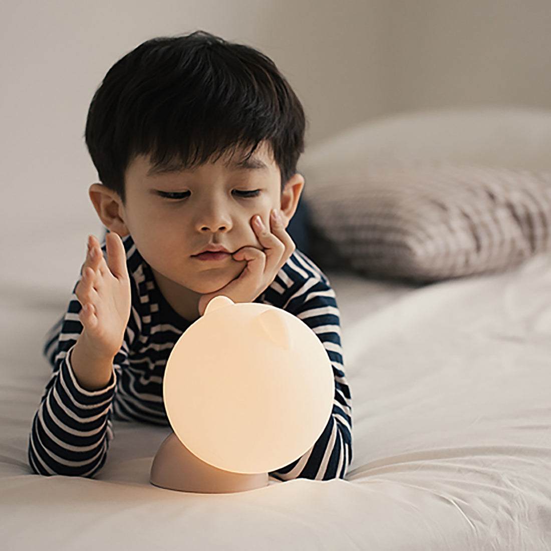Soft silicone cat night light, warm white glow, 2000mAh battery, perfect for kids' bedrooms.