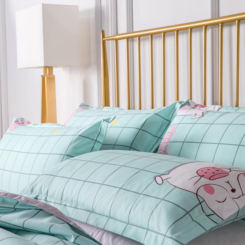 Teal piggie bedding set, reversible microfiber, featuring cute pig illustrations and grid pattern. Includes duvet cover, flat sheet, and pillowcases.